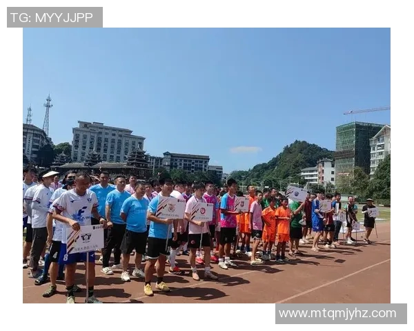 足球明星在场上激情对话揭秘比赛背后的默契与策略 足球明星在场上激情对话揭秘比赛背后的默契与策略